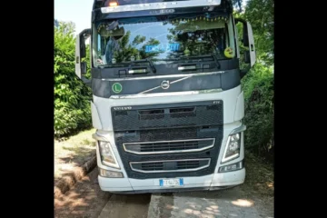 Camion ribaltabile di ultima generazione di S.D. Truck, pronto per il trasporto sicuro ed efficiente dei materiali di scavo di sbancamento.