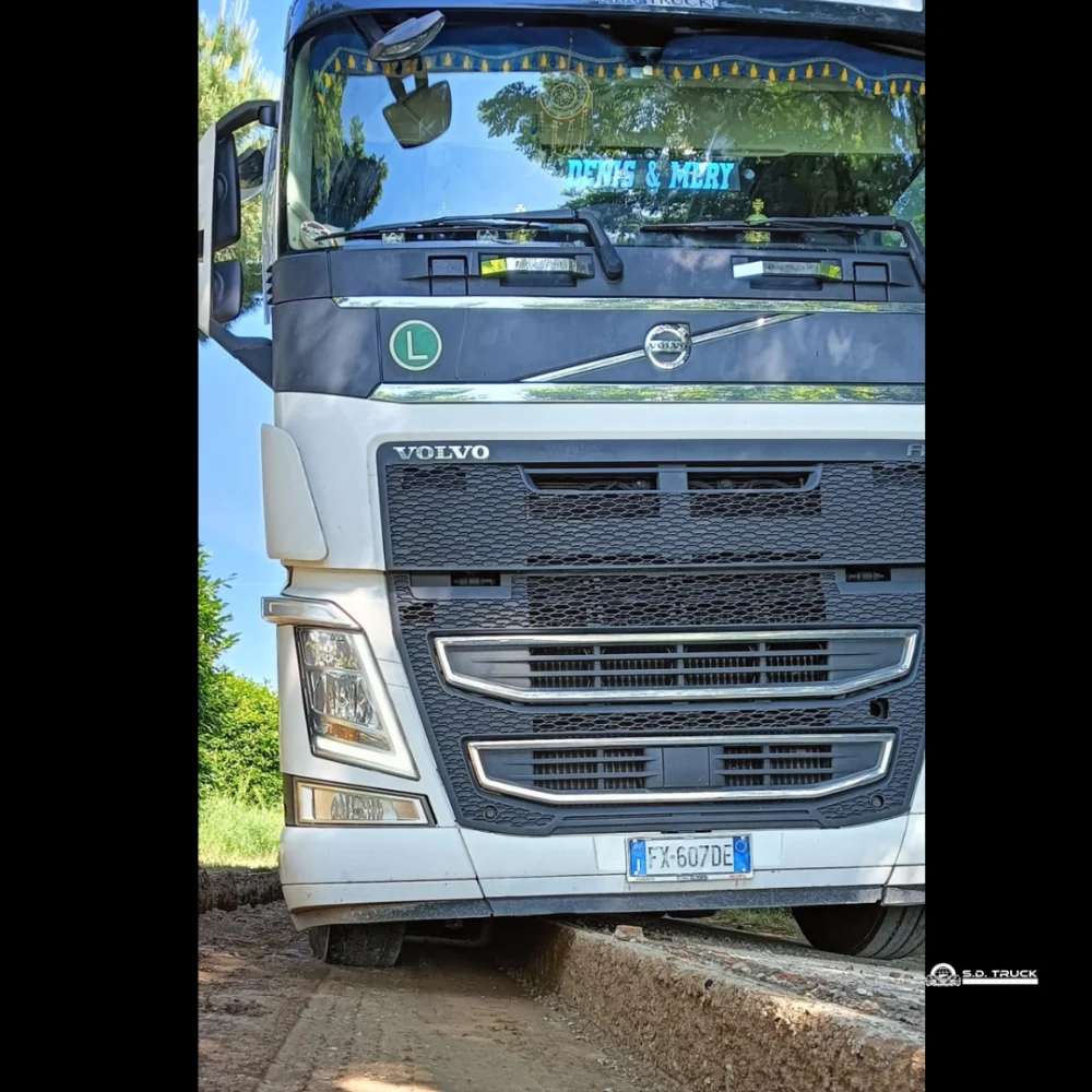 Camion ribaltabile di ultima generazione di S.D. Truck, pronto per il trasporto sicuro ed efficiente dei materiali di scavo di sbancamento.